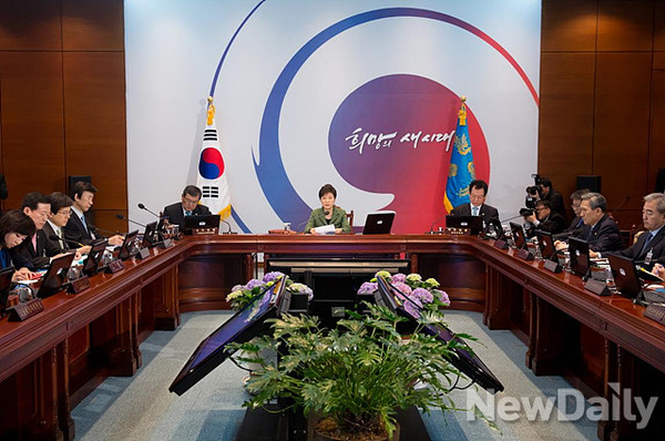 ▲ 18일 박근혜 대통령이 청와대에서 첫 영상국무회의를 주재하고 있다. ⓒ 뉴데일리