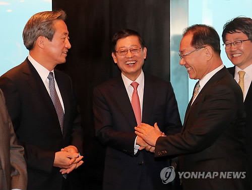 ▲ 황우여 새누리당 대표(오른쪽)가 18일 서울 여의도 한 식당에서 열린 서울 당협위원장 만찬에서 서울시장 후보 경선에 나선 김황식 전 총리(가운데), 정몽준 의원과 대화하고 있다.ⓒ연합뉴스