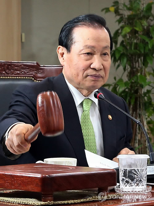 ▲ 의사봉을 두드리는 이경재 방송통신위원장.  ⓒ 연합뉴스