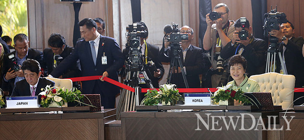 ▲ 지난해 APEC 회의에서 박근혜 대통령 옆자리에 아베 일본 총리가 앉아 있는 모습 ⓒ 자료사진