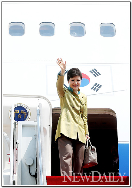 ▲ 지난해 APEC 회의에서 박근혜 대통령 옆자리에 아베 일본 총리가 앉아 있는 모습 ⓒ 자료사진