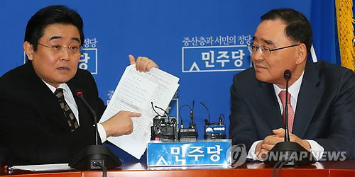 ▲ 전병헌 민주당 원내대표가 17일 오전 국회 원내대표실에서 원자력방호방재법 개정안 등의 조속한 처리를 요청하기 위해 방문한 정홍원 국무총리와 대화하고 있다.ⓒ연합뉴스