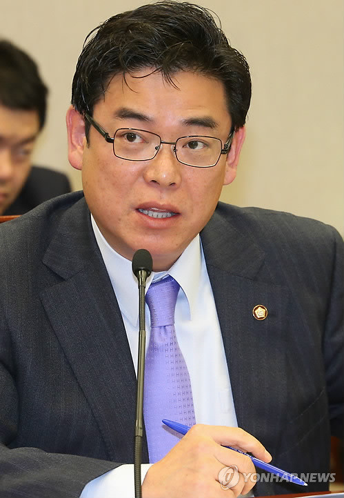 ▲ 전병헌 민주당 원내대표가 17일 오전 국회 원내대표실에서 원자력방호방재법 개정안 등의 조속한 처리를 요청하기 위해 방문한 정홍원 국무총리와 대화하고 있다.ⓒ연합뉴스