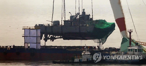 ▲ 2010년 3월 26일, 북한 잠수정의 어뢰에 폭침당한 천안함 잔해. ⓒ연합뉴스. 무단전재 및 재배포 금지