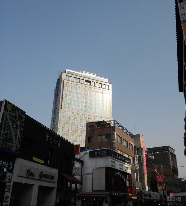▲ 인사동 프레이저 스위츠 호텔과 인사동 주가로변 상가들의 대조적인 모습.ⓒ 뉴데일리 DB