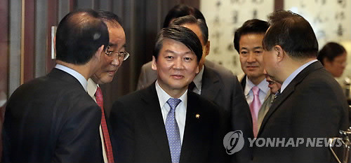 ▲ 안철수 새정치연합 중앙운영위원장이 18일 서울 여의도 한 음식점에서 민주당 상임고문단과 저녁 식사를 한 뒤 밖으로 나서고 있다. ⓒ연합뉴스