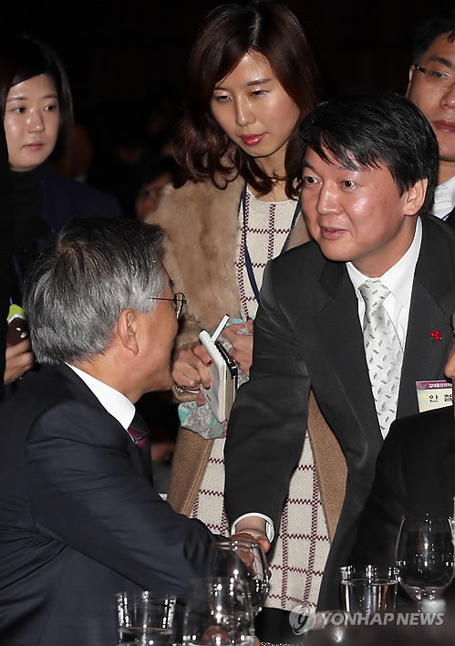 ▲ 문재인 민주당 의원(왼쪽)과 안철수 무소속 의원이 지난해 12월 5일 오후 서울 영등포구 여의도동 63시티에서 열린 김대중 전 대통령 노벨평화상 수상 13주년 기념 특별강연 및 만찬에서 악수하고 있다.ⓒ연합뉴스