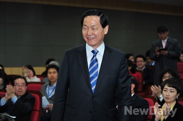 ▲ 무상버스 공약으로 또 다시 선심성 공약 논란을 부른 김상곤 경기도지사 예비후보. ⓒ이종현 기자