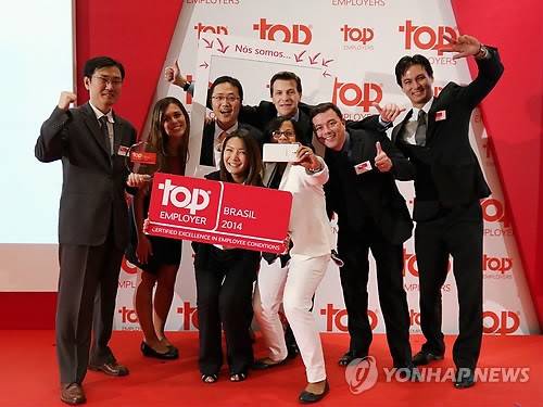 ▲ ⓒ18일(현지시간) 상파울루 하야트 호텔에서 열린 '2014 브라질 최고 고용기업'(2014 Top Employers Brasil) 선정 행사에서 '최고 고용기업' 상을 받았다. 삼성전자 중남미 총괄 인사팀장 김호균 부장(오른쪽)과 인사팀 현지 직원 조제 프란시스코 알바레스 쿠에스타가 기념촬영을 하고 있다.