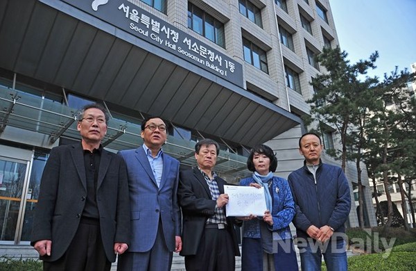 ▲ 인사동 고층호텔 논란 뒤, 지역 주민들의 민심을 취재한 뉴데일리 보도를 계기로, 인사동 사람들이 20일 서울시청을 항의방문해 탄원서를 제출하고 서울시의 책임있는 태도변화를 요구했다.ⓒ 뉴데일리 이미화 기자