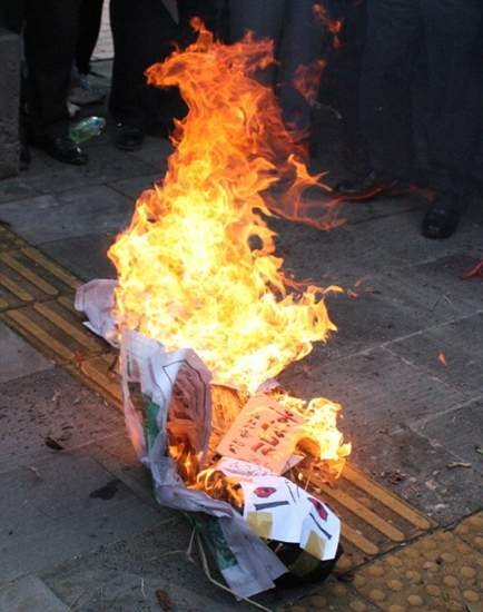 ▲ 제주 4.3사건 바로잡기 대책회의가 20일 제주 4.3 평화공원에서 폭도 명단에 대한 화형식을 하고 있다. ⓒ 제주 4.3사건 바로잡기 대책회의 제공