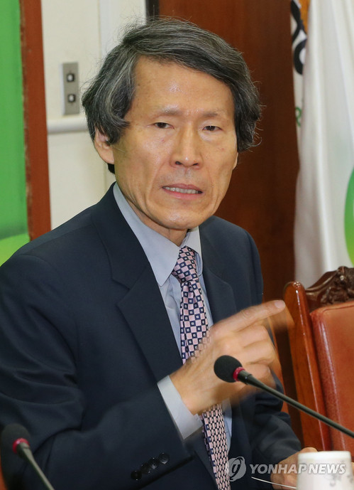 ▲ 한상진 민주당 대선평가위원장이 지난해 4월 9일 국회 당대표실에서 기자간담회를 열고 이날 공개한 대선평가보고서의 내용을 설명하고 있다.ⓒ연합뉴스