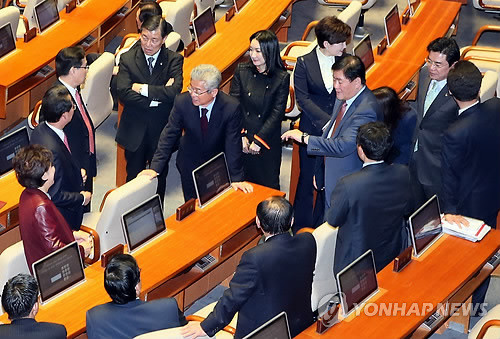 ▲ 새누리당 최경환 원내대표와 소속 의원들이 21일 국회 본회의장에서 민주당을 기다리며 시간을 보내고 있다. 새누리당은 이날 박근혜 대통령의 헤이그 핵안보정상회의 참석을 앞두고 원자력방호방재법안 처리 등을 위해 본회의를 소집했지만 민주당은 끝내 나타나지 않았다. ⓒ연합뉴스