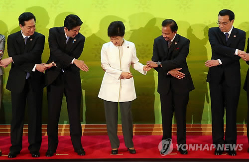 ▲ 지난해 10월 브루나이 인터내셔널 컨벤션센터에서 열린 아세안+3 정상회의에 앞서 열린 기념촬영에서 아베 일본 총리가 박근혜 대통령에게 손을 내밀고 있다. ⓒ연합뉴스