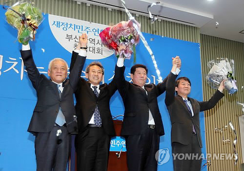 ▲ 22일 오후 부산 부산상공회의소에서 열린 '새정치민주연합 부산광역시당 창당대회'에서 당원들이 창당을 선언하고 있다. 왼쪽부터 새정치민주연합 김한길 공동창당위원장, 김종현·박재호 부산광역시당위원장, 안철수 공동창당위원장. ⓒ연합뉴스