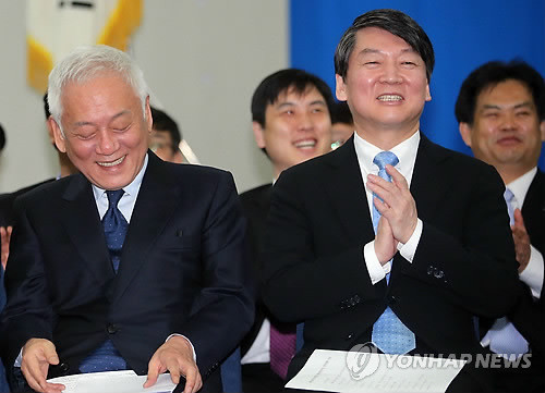 ▲ 김한길·안철수 새정치민주연합 공동창당준비위원장이 20일 대전 서구 오페라웨딩홀에서 열린 대전시당 창당대회에 참석해 크게 웃고 있다. ⓒ연합뉴스