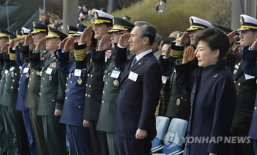 ▲ ▲ 3월 6일 계룡대에서 열린 장교 합동 임관식에서 거수 경례하는 박근혜 대통령 ⓒ연합뉴스