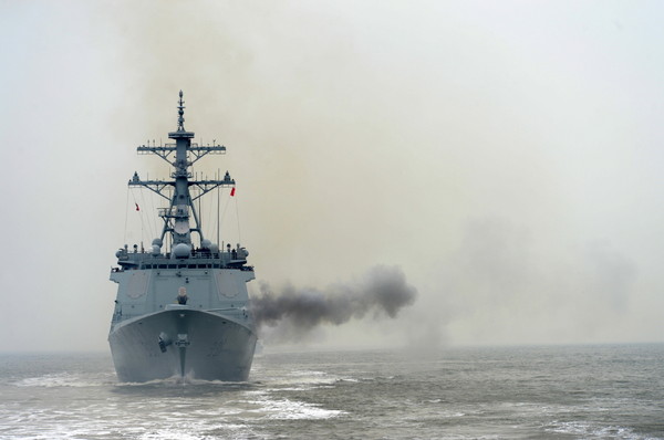 ▲ 이지스구축함 세종대왕함의 127mm 함포가 가상 적 표적을 향해 맹렬히 불을 뿜고 있다.ⓒ해군