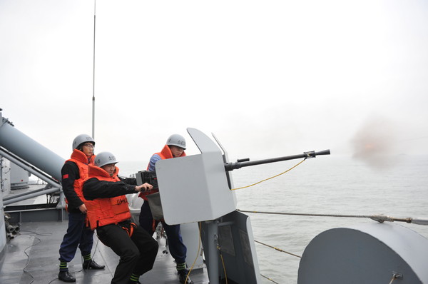 ▲ 2함대 성남함에서 천안함 46용사인 故 민평기 상사 어머니 윤청자 여사가 기탁한 성금으로 장착한 3.26 기관총(K-6) 사격훈련을 실시하고 있다.ⓒ해군