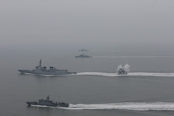 ▲ 이지스구축함 세종대왕함과 초계함에서 가상 적 잠수함을 공격하기 위해 폭뢰를 투하하자 큰 물기둥이 솟아오르고 있다. ⓒ해군