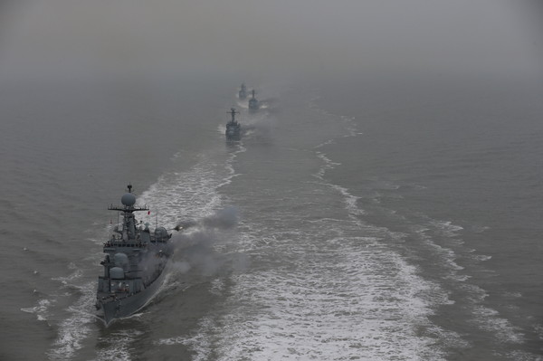 ▲ 호위함 제주함을 선두로 초계함과 유도탄 고속함이 가상 적 수상함에 대해 일제히 함포사격을 실시하고 있다. ⓒ해군