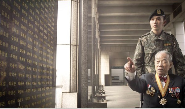 ▲ 6․25전쟁 참전용사인 한동수 옹이 전쟁기념관 전사자 명부 앞에서 27사단 신병교육대 조교인 유승호 상병에게 당시 상황을 이야기하고 있다.ⓒ육군 홍보영상 캡쳐