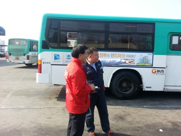 ▲ 이용희 평택시장 예비후보가 지난 22일 용이동에 위치한 협신여객 차고지를 방문, 관계자를 만나 애로사항을 청취하고 있다. ⓒ뉴데일리