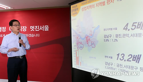 ▲ 서울시장에 출마한 김황식 전 국무총리가 23일 서울 여의도 선거캠프 사무실에서 정책공약을 발표하고 있다. ⓒ연합뉴스