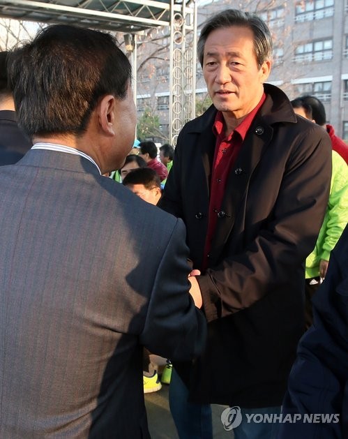 ▲ 서울시장에 도전하는 정몽준 새누리당 의원이 휴일인 23일 서울 강서구 마포고에서 열린 강서구 자문위원장기 생활체육대회에서 주민들과 인사하고 있다. ⓒ연합뉴스