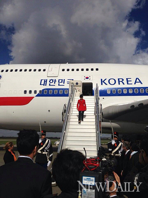 ▲ 핵안보정상회의 참석차 네덜란드를 방문한 박근혜 대통령이 암스테르담 스키폴 공항에 내리고 있다. ⓒ 청와대 제공