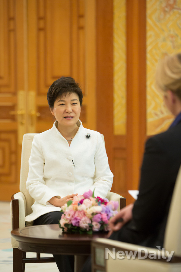 ▲ 박근혜 대통령이 지난 19일 네덜란드 헤이그에서 열리는 핵안보정상회의 참석에 앞서 네덜란드 공영방송인 NOS와 인터뷰를 진행하고 있다.