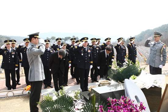 ▲ 이성한 경찰청장은 24일 국립대전현충원을 방문, 천안함 46용사 묘역에 헌화·분향했다. ⓒ 대전경찰청 제공