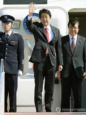 ▲ 핵안보정상회의 참석을 위해 비행기에 오르는 아베 신조 일본 총리. ⓒ연합뉴스. 무단전재 및 재배포 금지