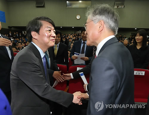 ▲ 새정치민주연합 안철수 공동창당위원장과 민주당 문재인 의원이 22일 오후 부산 부산상공회의소에서 열린 '새정치민주연합 부산광역시당 창당대회'에 참석, 악수하고 있다. ⓒ연합뉴스