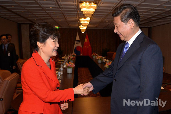 ▲ 박근혜 대통령과 중국 시진핑 국가주석이 23일(현지시간) 네덜란드 헤이그에서 정상회담을 갖고 있다. ⓒ 뉴데일리 (청와대 제공)