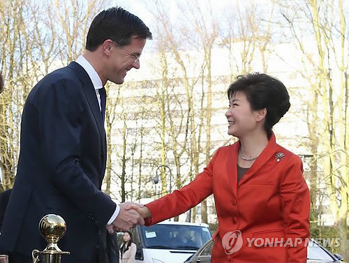 ▲ 박근혜 대통령과 마크 루터 네덜란드 총리가 24일 오전 한-네덜란드 양자회담에 앞서 총리관저에서 만나 악수하고 있다. ⓒ 연합뉴스