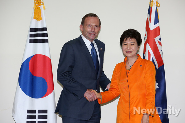 ▲ 토니 애벗 호주 총리가 내달 8일 우리나라를 공식 방한한다. 사진은 지난해 10월 브루나이에서 열린 ASEAN 회의 때 양자 정상회담 때 모습. ⓒ 뉴데일리(청와대 제공)