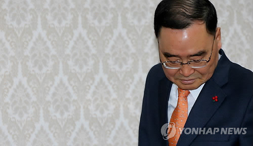 ▲ 정홍원 국무총리가 31일 오전 정부서울청사에서 열린 국무회의에서 씁쓸한 표정으로 자리에 앉고 있다. ⓒ 연합뉴스