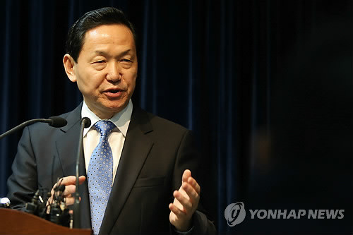 ▲ 20일 오후 경기도 수원 경기도의회에서 경기도지사 출마를 선언한 김상곤 전 경기도교육감이 노약자와 초중학생부터 무상버스를 도입하는 형태의 무상버스 관련 공약을 발표하고 있다.ⓒ연합뉴스