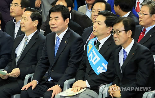 ▲ 김상곤 전 경기교육감(왼쪽부터), 김진표 민주당 의원, 김창호 전 국정홍보처장, 원혜영 민주당 의원이 18일 경기 수원실내체육관에서 열린 새정치민주연합 경기도당 창당대회에서 한 자리에 앉아 있다. ⓒ연합뉴스