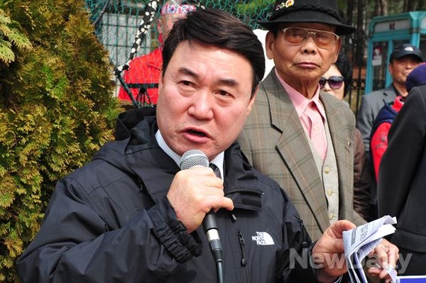 ▲ 25일 서초동 서울중앙지검 앞에서 애국단체 회원들이 검찰을 규탄하는 기자회견을 열었다. ⓒ 이종현 기자