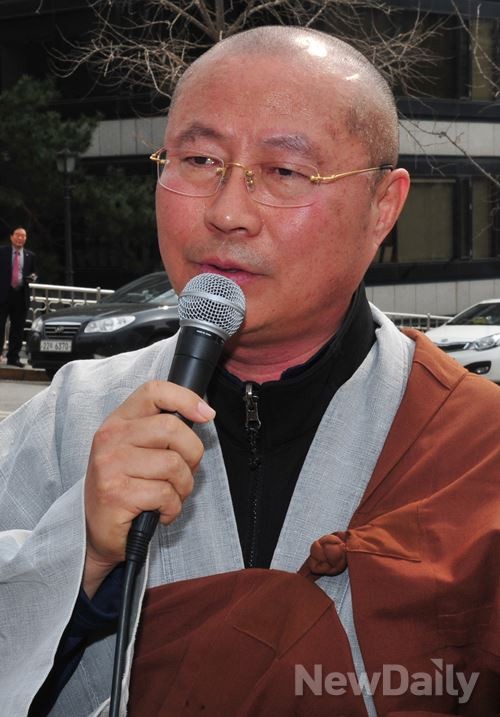 ▲ 25일 서초동 서울중앙지검 앞에서 애국단체 회원들이 검찰을 규탄하는 기자회견을 열었다. ⓒ 이종현 기자