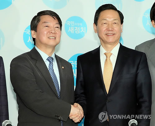 ▲ 공짜버스 도입을 주장한 김상곤 새정치연합 경기지사 후보가 안철수 의원과 웃으며 인사를 나누고 있다. ⓒ연합뉴스