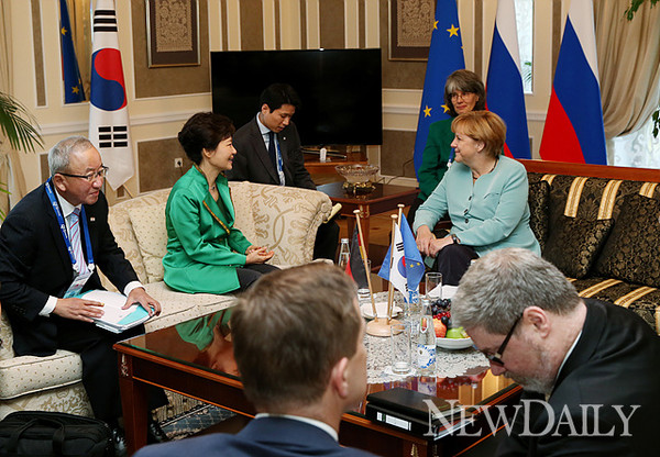 ▲ 2013년 러시아 G20 정상회의에서 만난 박근혜 대통령과 메르켈 독일 총리 ⓒ 자료사진
