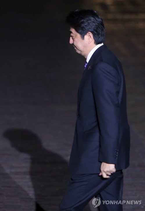 ▲ 아베 신조 일본 총리가 24일 오후(현지시간) 네덜란드 왕궁에서 열린 빌럼 알렉산더르 국왕 주최 만찬에서 생각에 잠긴 채 만찬장으로 입장하고 있다. ⓒ 자료사진