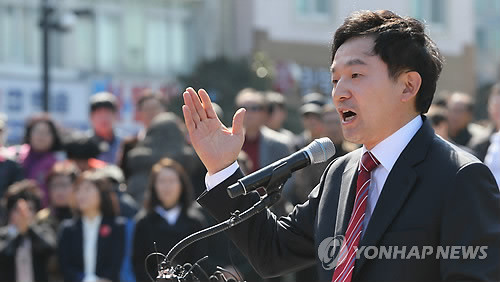 ▲ 원희룡 새누리당 전 의원이 16일 오후 제주시 관덕정 광장에서 제주도지사 선거 출마를 선언하고 있다. ⓒ연합뉴스