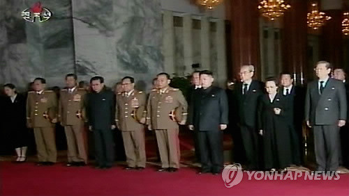 ▲ 김정일 사망 당시 나온 김정은의 측근들. 맨 왼쪽이 김여정이다. ⓒ연합뉴스. 무단전재 및 재배포 금지.