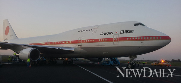 핵안보정상회의가 폐막한 25일(현지시간) 일본 총리 전용기가 암스테르담 스키폴 공항에서 한미일 정상회담에 참석한 아베 총리를 기다리고 있다. ⓒ 뉴데일리