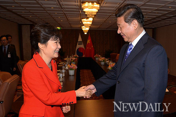 지난 23일 박근혜 대통령과 시진핑 중국 국가주석이 정상회담 시작 전 만나 악수를 나누고 있다. ⓒ 뉴데일리