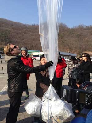 ▲ 경기 파주시에서 대북전단을 날리는 북한인권단체 회원들. 현재 군은 대북전단을 날려보내지 않고 있다. [자료사진]